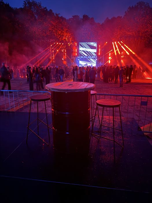 Meble eventowe stoły barowe beczki wynajem holer krzesło stół