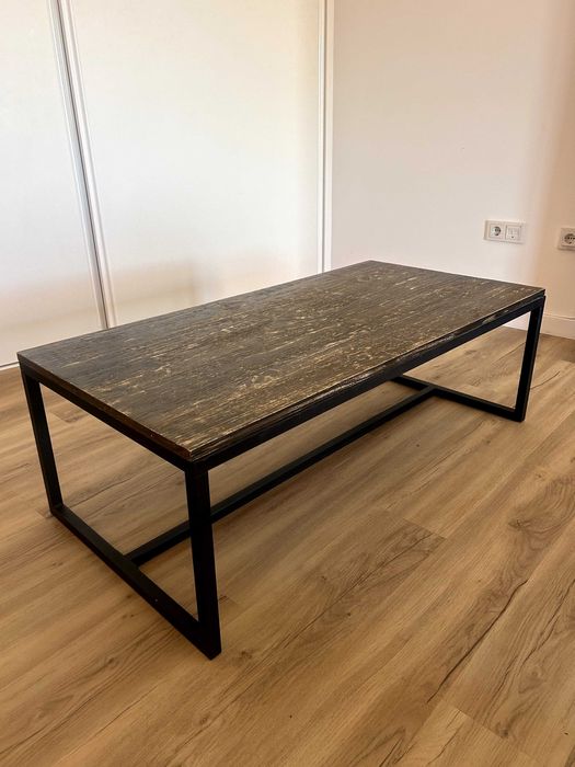 Mesa de centro artística – madeira preto e branco com pés de aço