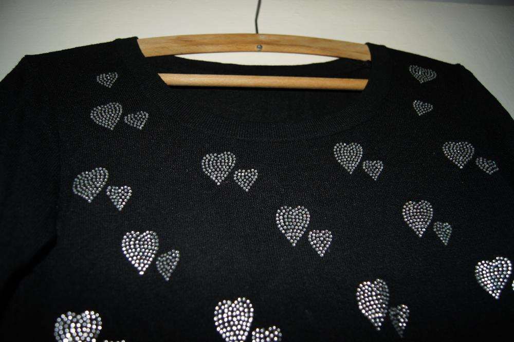 Sweter czarny w serduszka