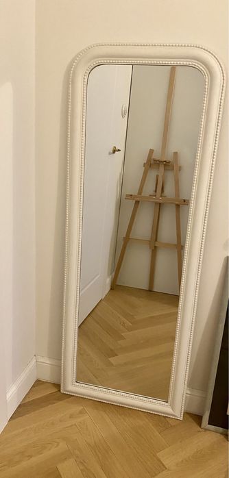 Lustro w białej ramie