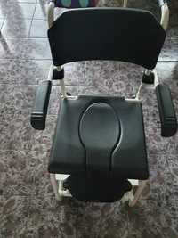 Cadeira de banho e sanitária com rodas e apoio para pés - NOVA