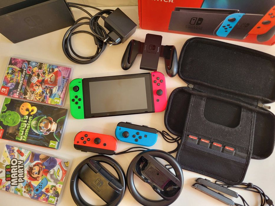 Nintendo Switch - c/ 4 comandos, 2 volantes e 4 jogos