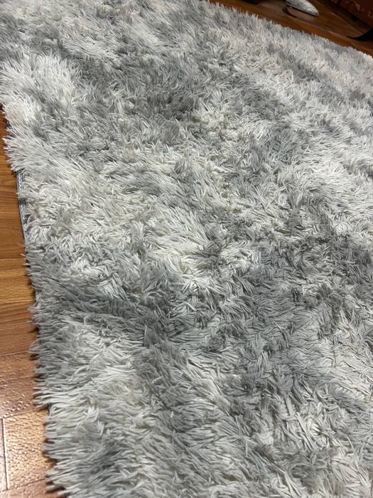 килим сірого кольору