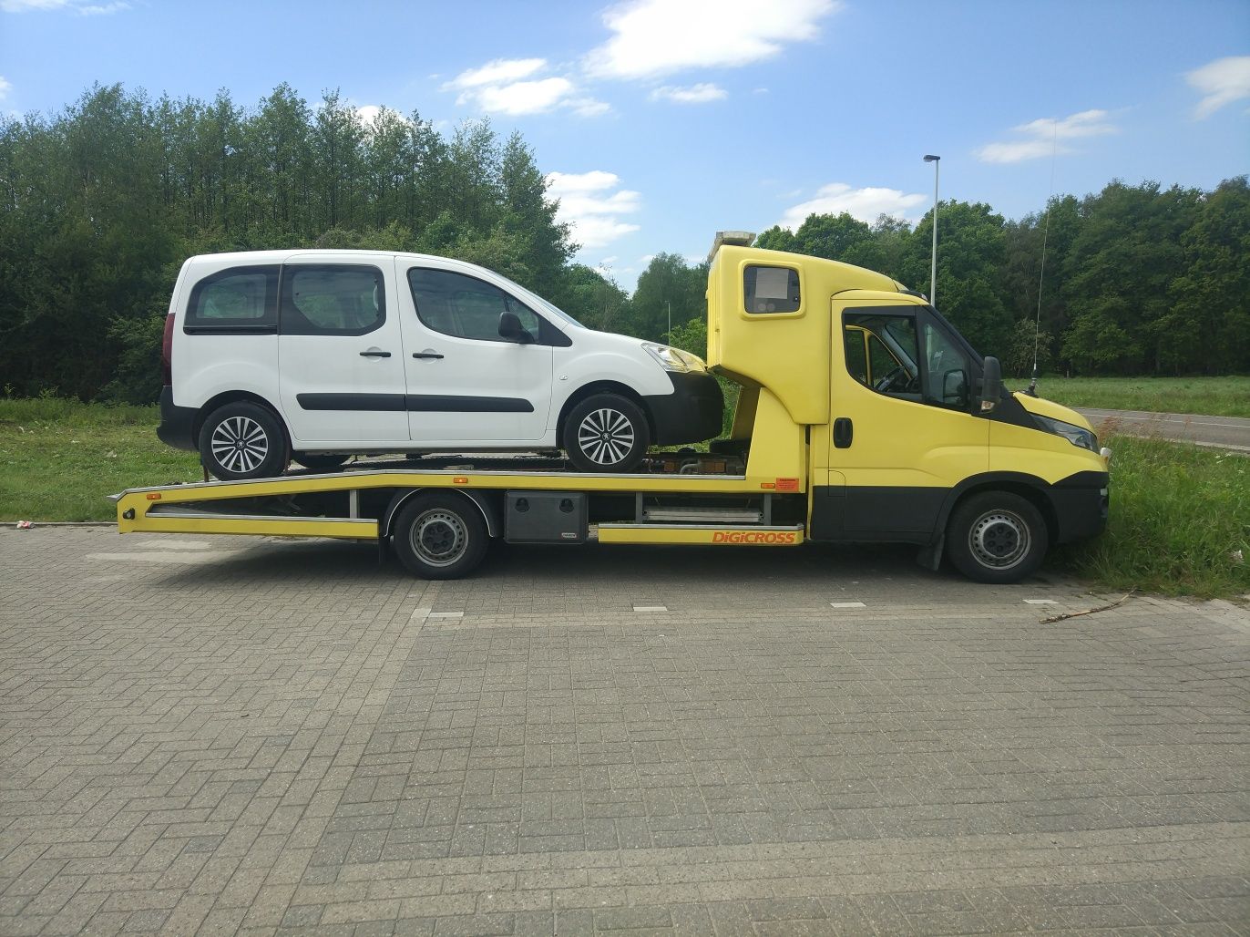 Pomoc Drogowa 24H/7 AutoLaweta AutoPomoc TransportAut Odszkodowania