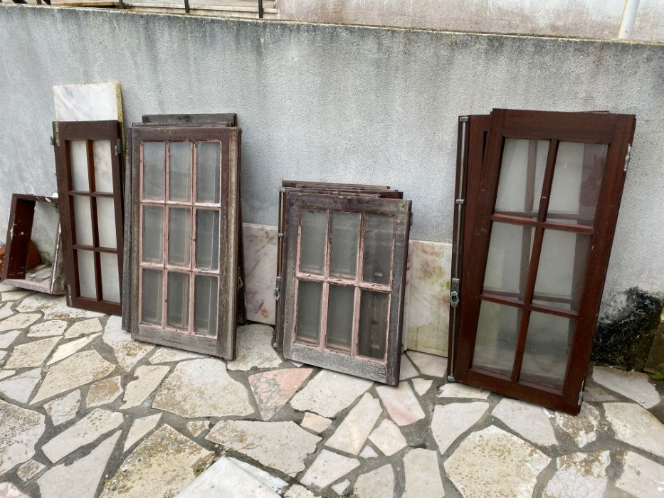 Portas e Janelas em Madeira, duas portas interiores com as aduelas.