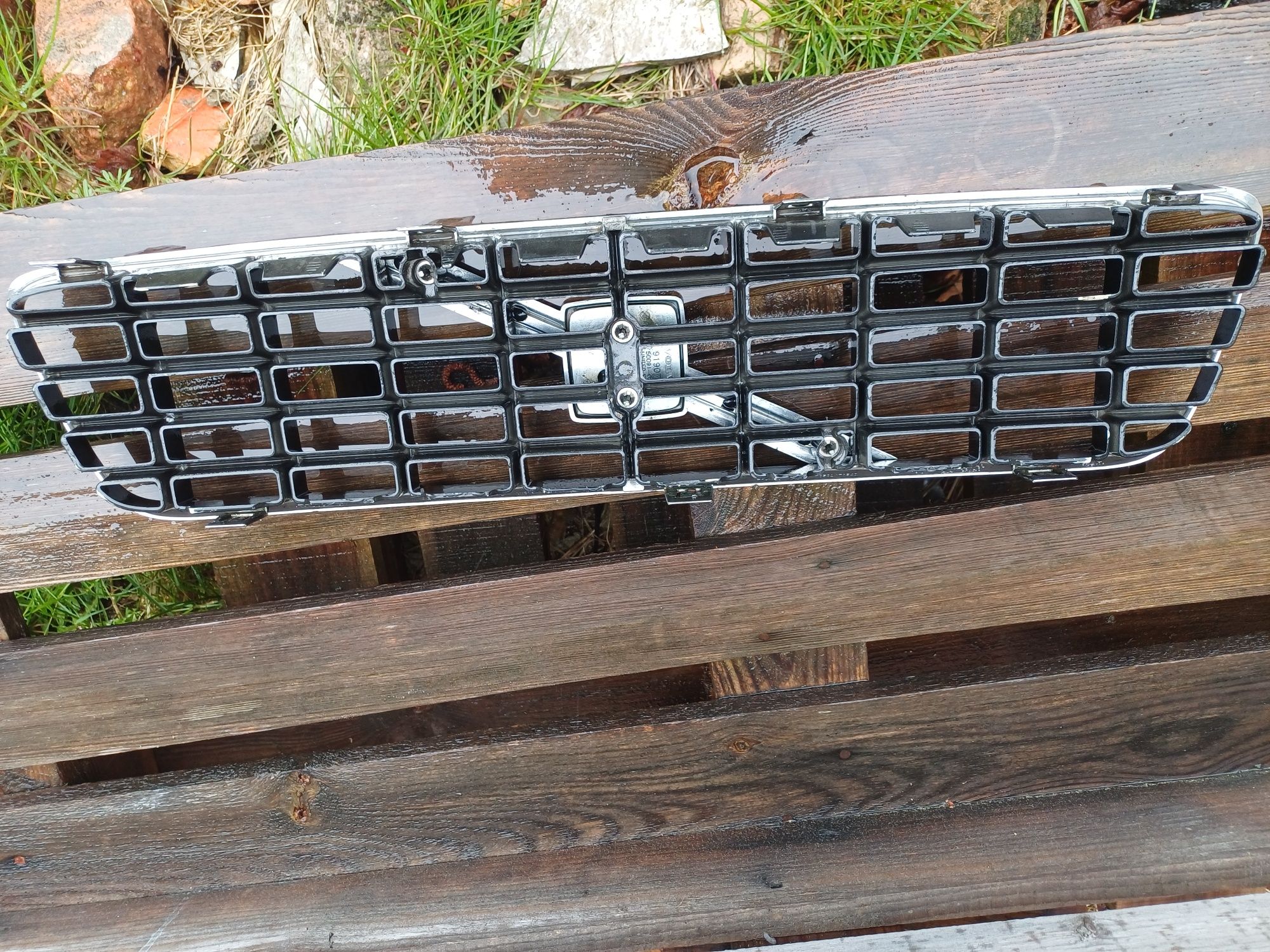 Grill maskownica maska volvo v40  T4