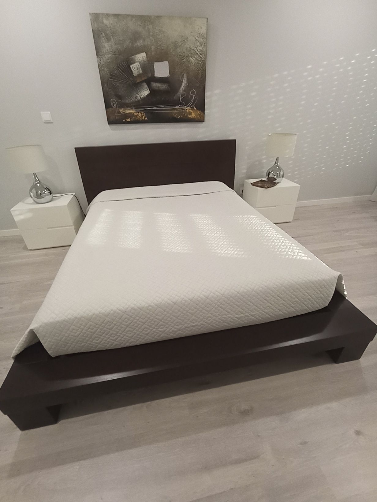 Cama de casal em ótimo estado