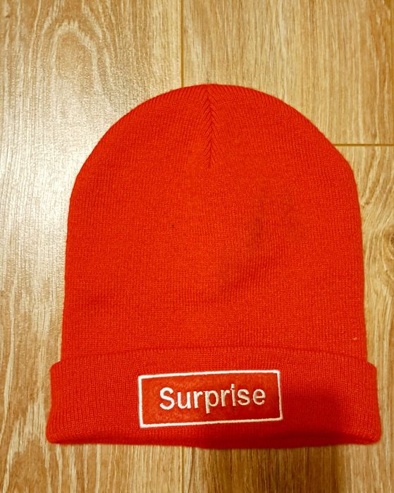 Czapka Suprise czerwona
