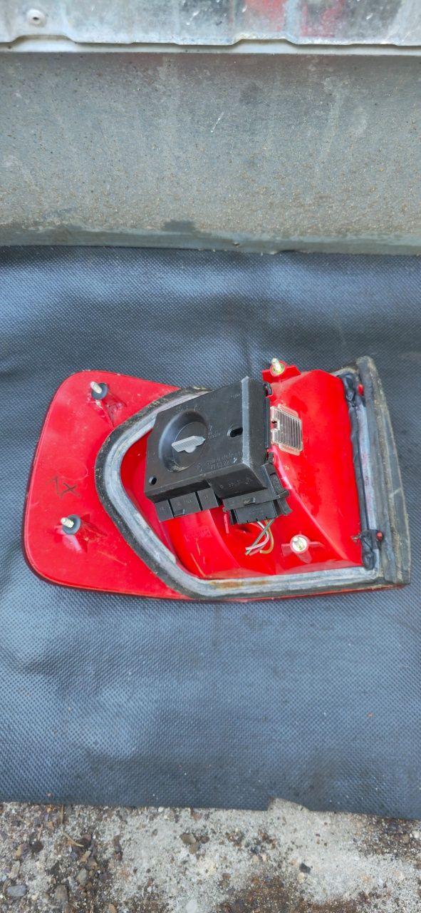 Lampa Tylna Prawa W Błotniku Audi 80 B4 Sedan