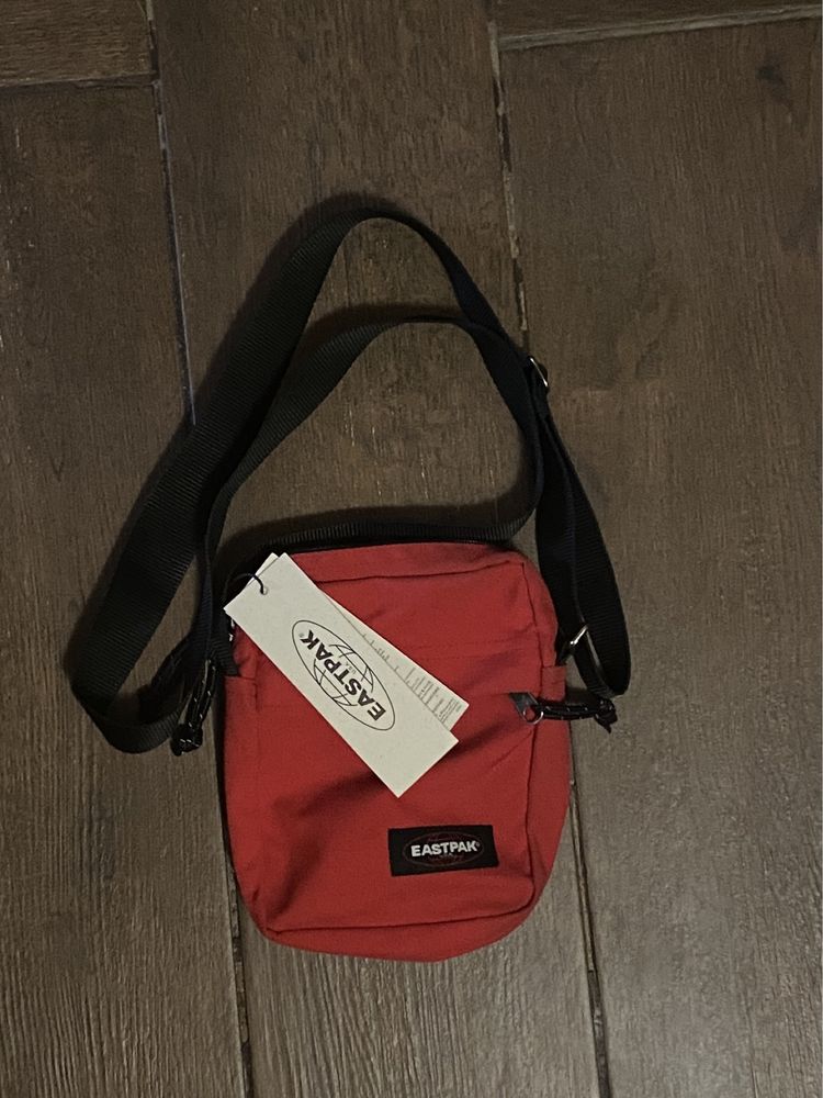 Сумка мессенджер eastpak красная