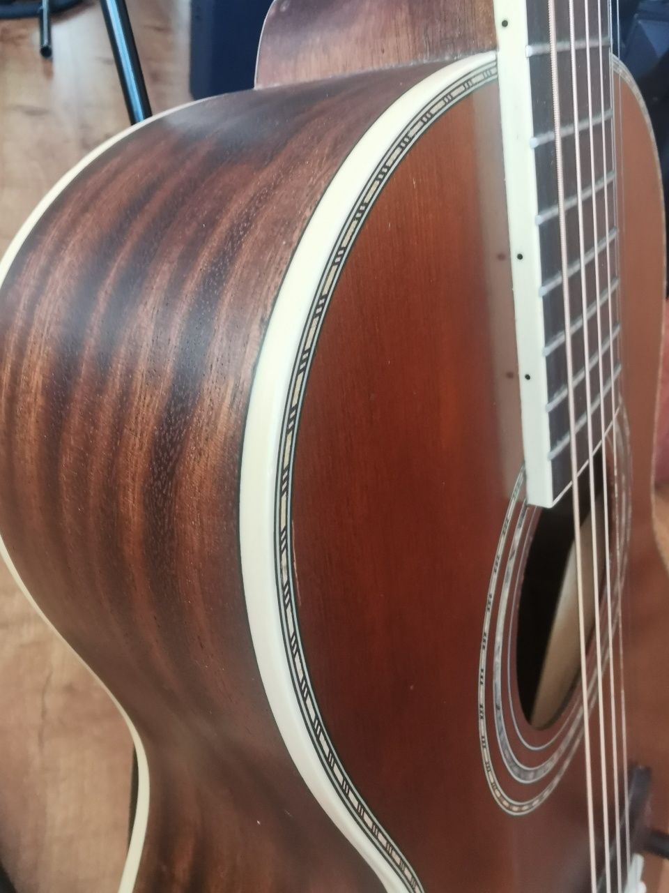 Gitara parlor Washburn R319 lity świerk i trembesi, zamiana