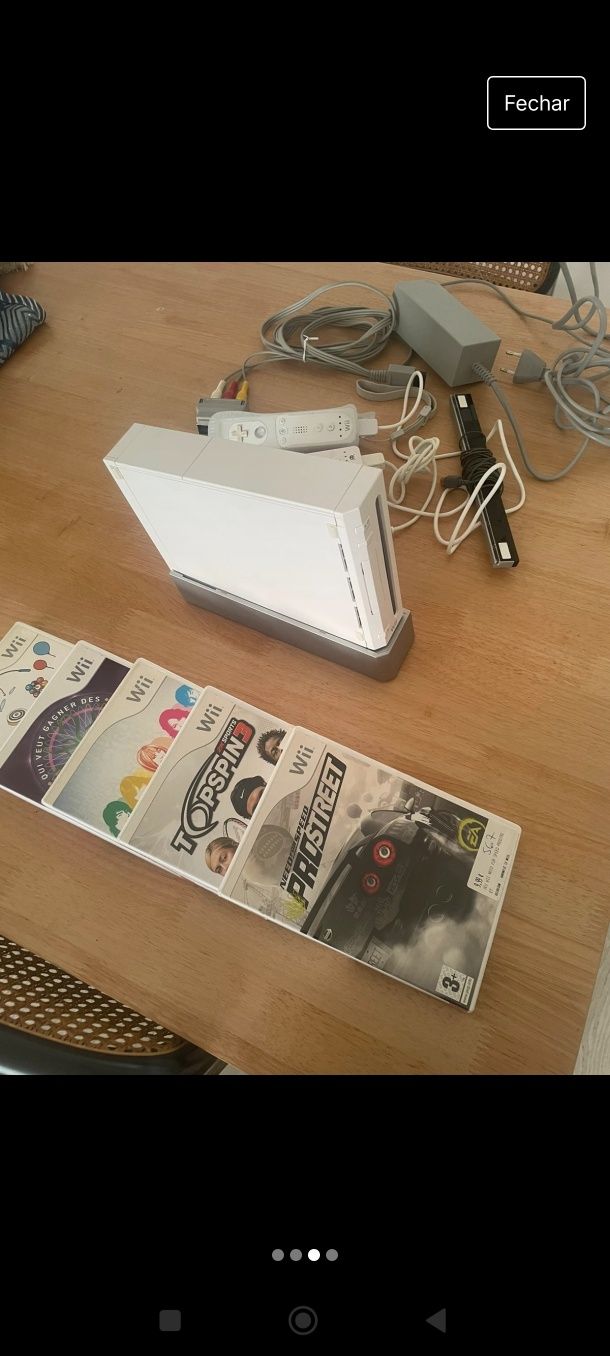 Nintendo Wii com comandos e acessórios