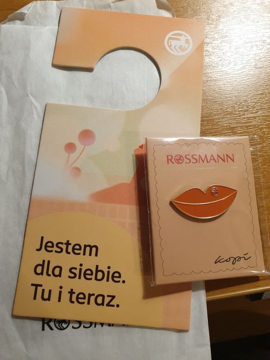 Pin przypinka rossmann zestaw