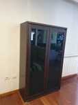 Cristaleira com portas de vidro fosco preto