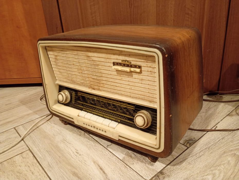 zabytkowy radioodbiornik lampowy Nordmende Elektra.