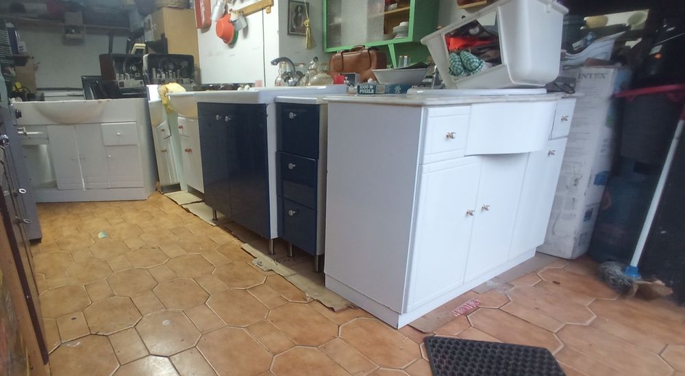 Vários móveis de casa de banho  usados