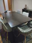 Mesa de sala de jantar com algum uso, motivo, para desocupar