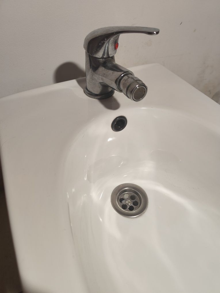 Bidé com torneira