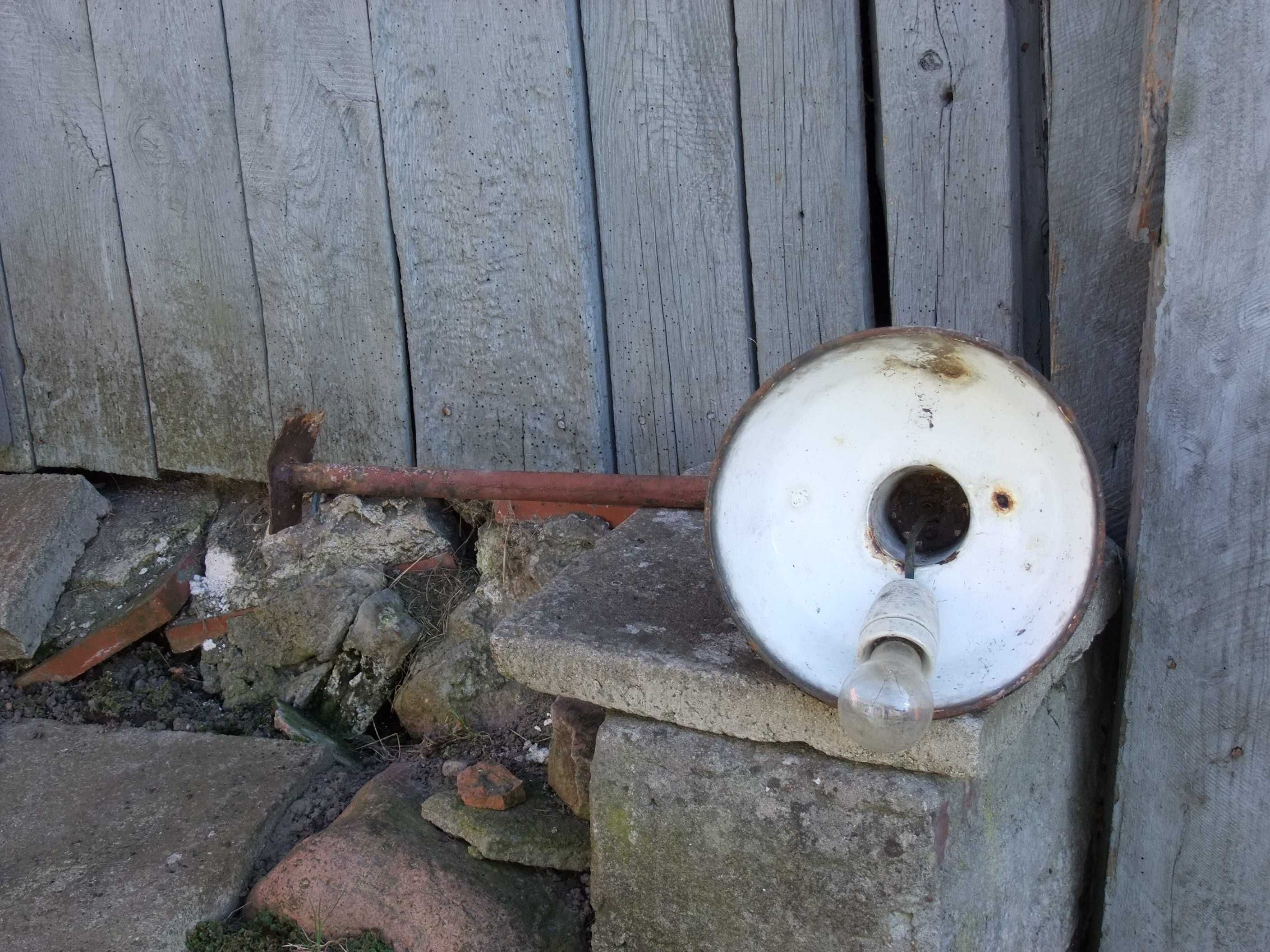 Stara lampa ogrodowa na wysięgniku