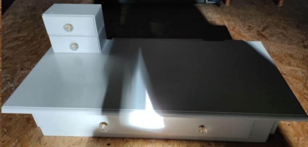 Toaletka z lustrem i taboretem
Cena : 60 zł do negocjacji 

S