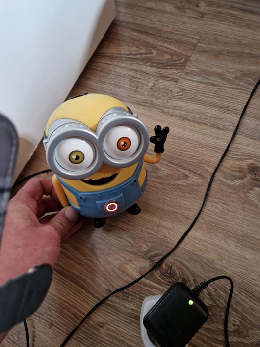 Minionek z ładowarką