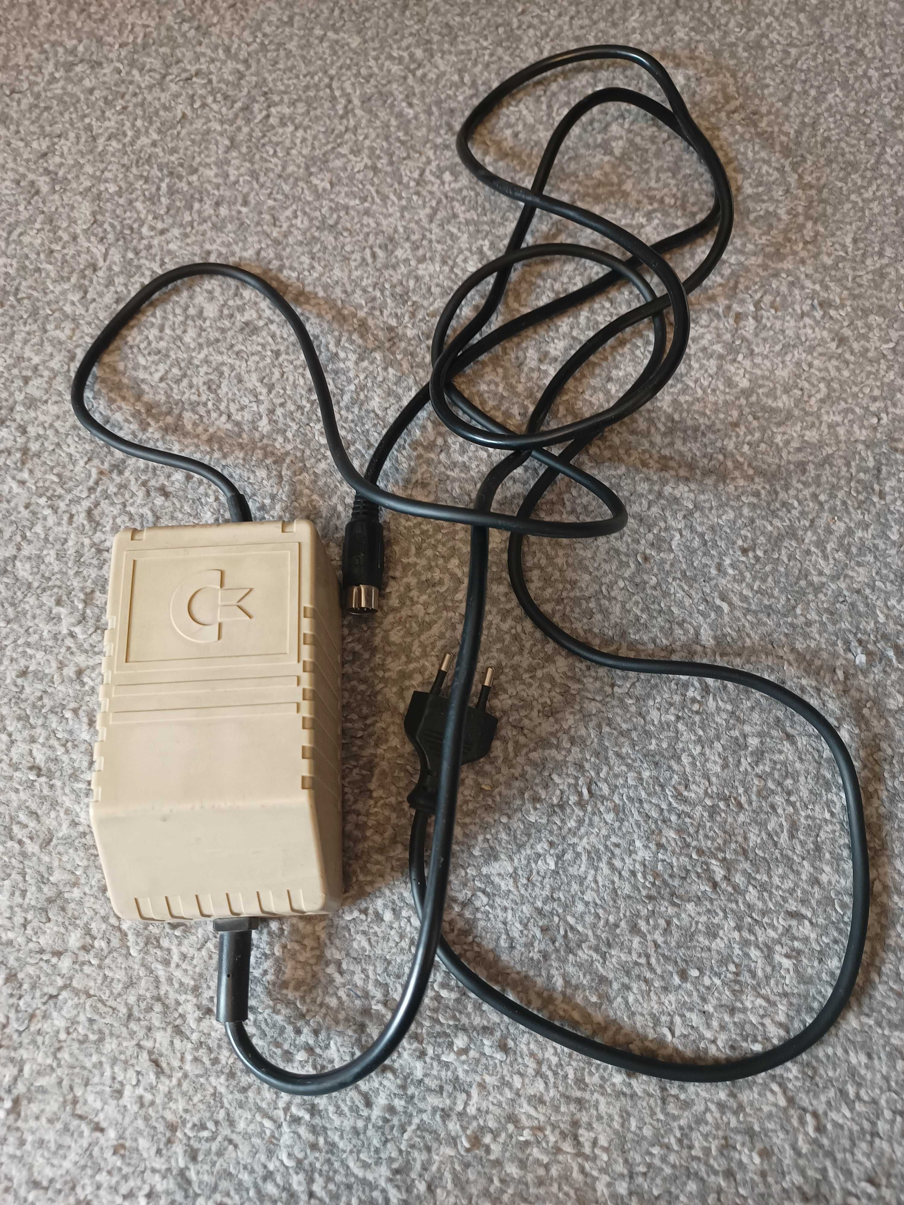 Commodore 64C zestaw retro (sprawny, joystick, Black Box, kasety)