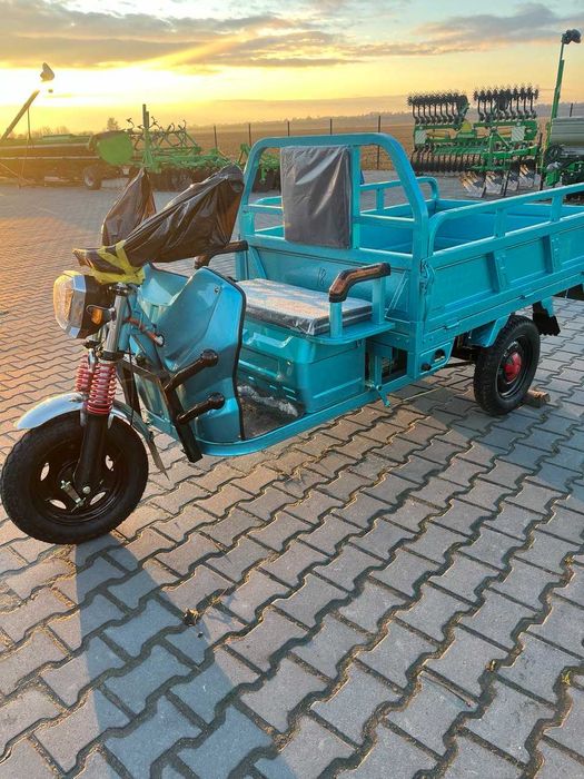 Самосвальний електричний трицикл.