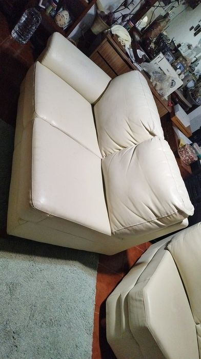 Sofá em pele bege de canto