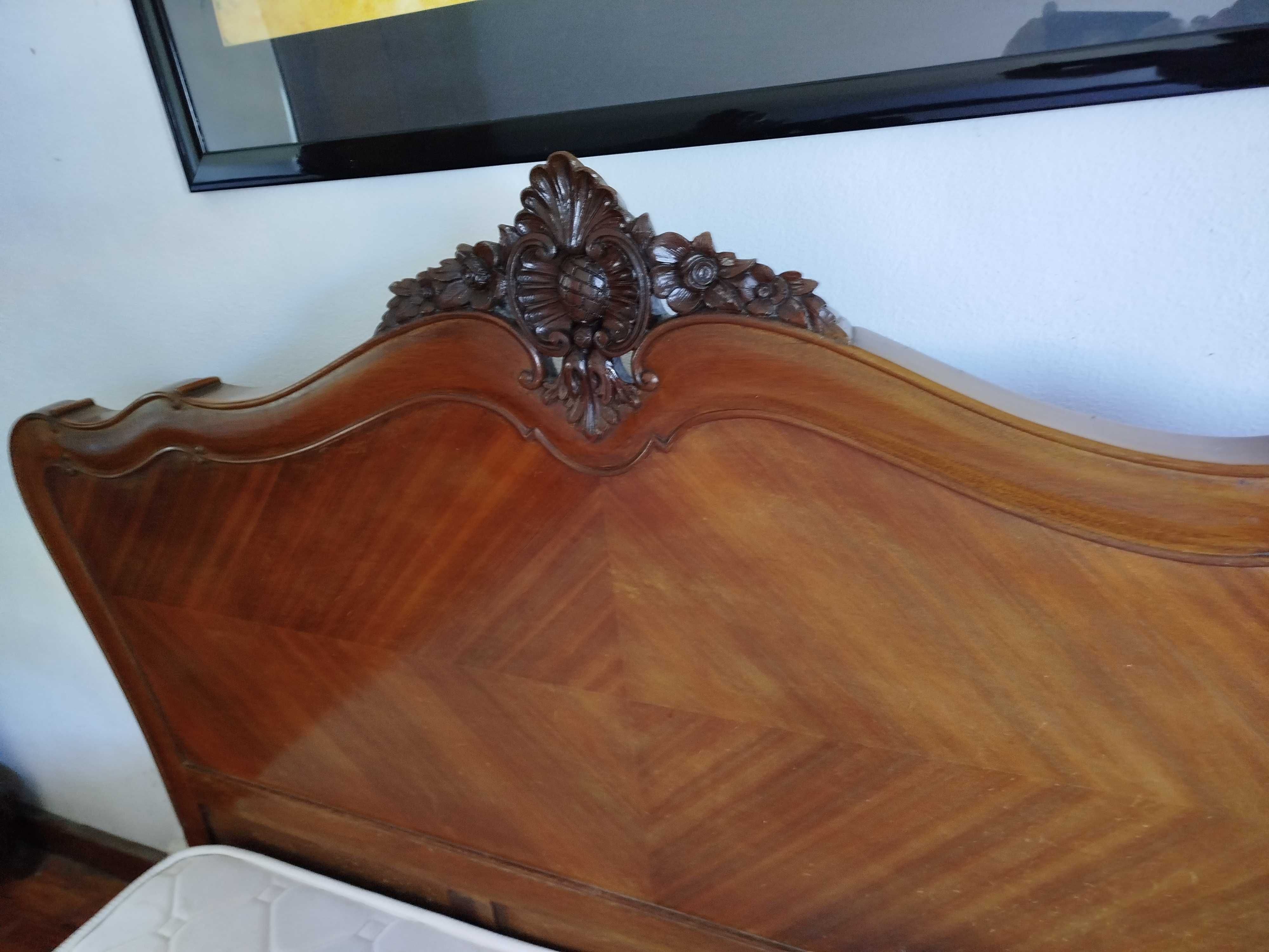 Cama de casal com colchão em madeira maciça e cor castanho