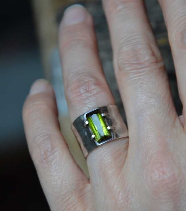 pierścionek obrączka srebrny młotkowany z zielonym turmalinem