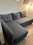 Sofá-cama cinza com chaise logue