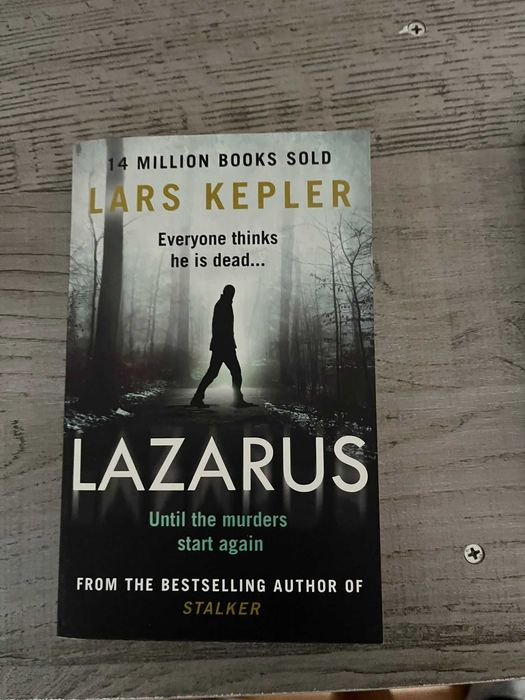 Livros diversos em português e inglês