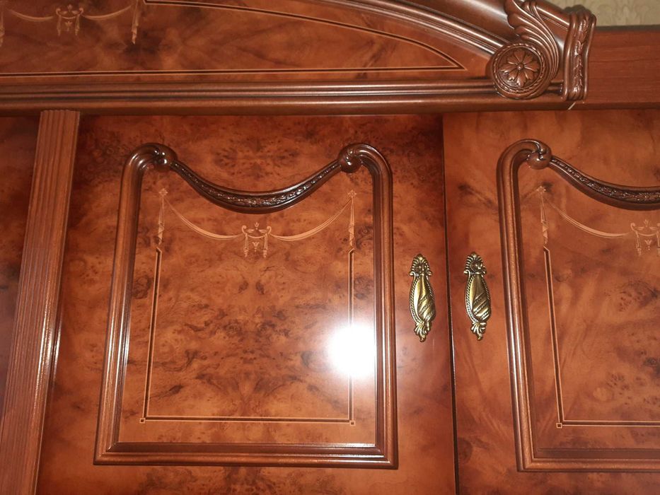 Меблі\стінки\гарнітури з натурального горіха у вітальню Італія