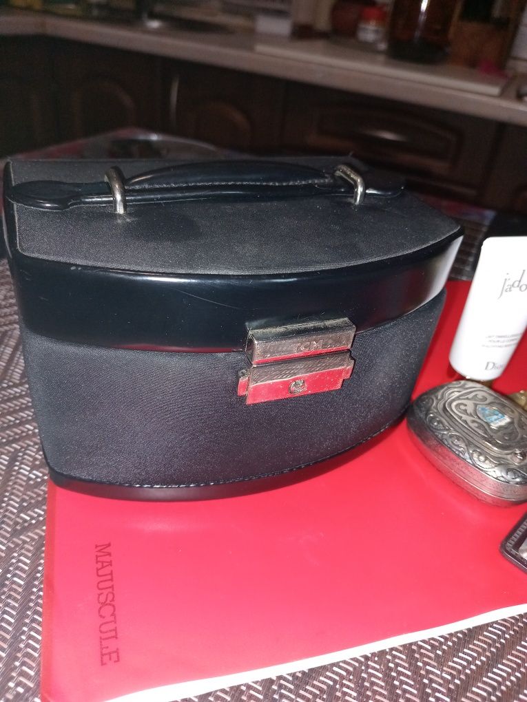 Шкатулка-чемодан  для бижутерии