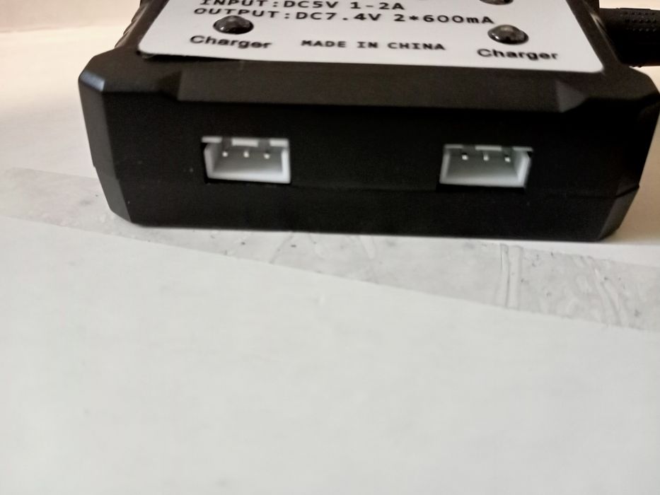 Зарядное устройство для аккумулятора li-ion квадрокоптера дрона.