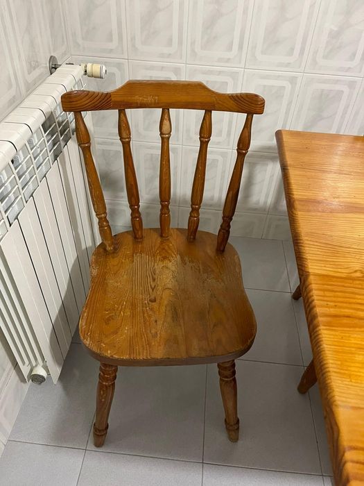 Mesa de cozinha em madeira maciça