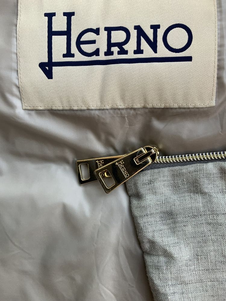 Herno супер стильна італійська куртка легкий пуховик