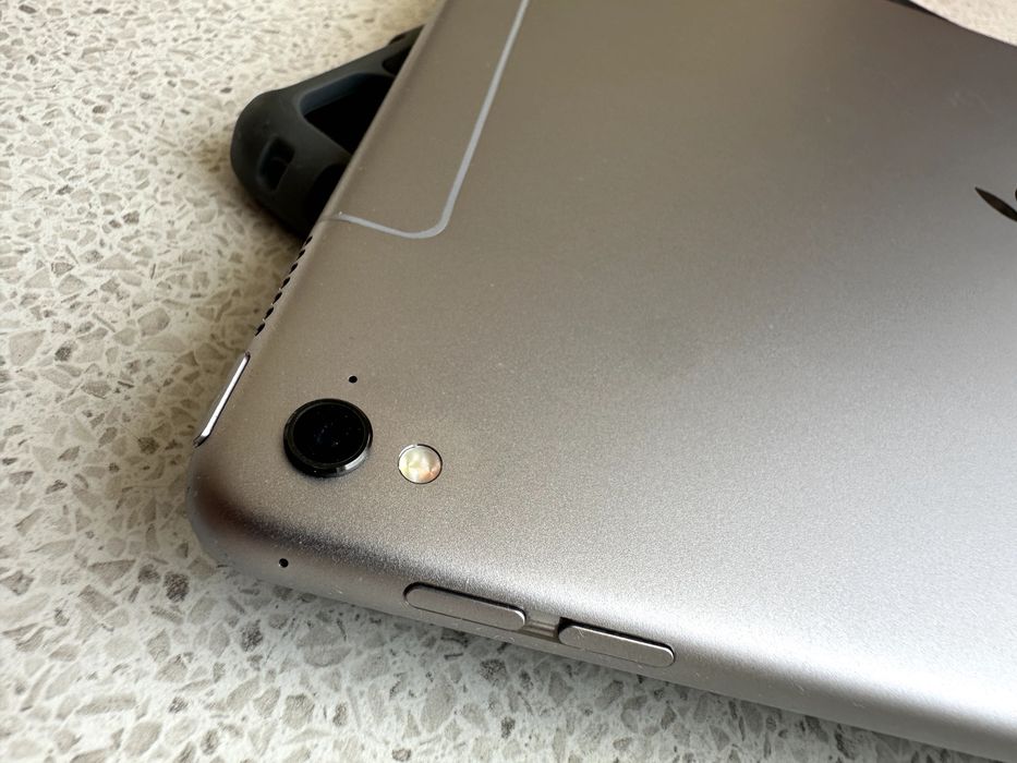 iPad Pro 9.7-inch Wi-Fi + Cellular 128GB Model A1674