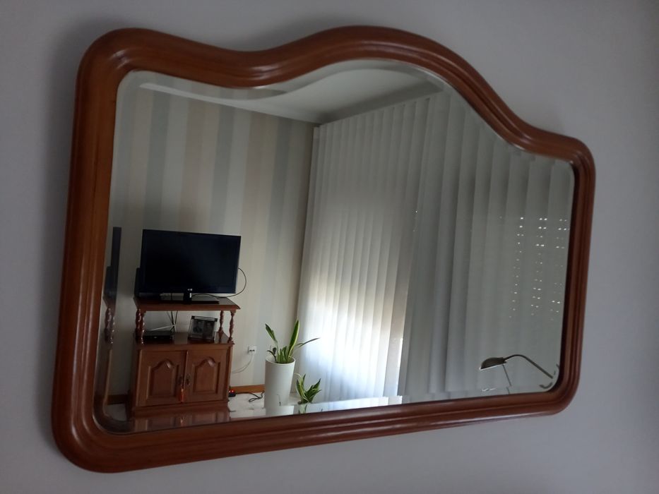 Vários móveis em madeira de castanho,  maciça