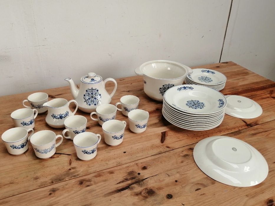 Conjunto de Louça da Fabrica de Sacavém, chavenas, pratos bules, taça