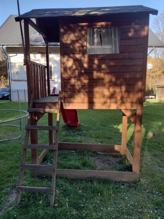 Drewniany domek dla dzieci z oknem i zjeżdżalnią – stan bardzo dobry