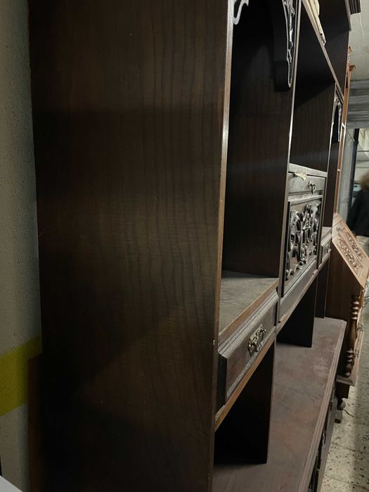 Móvel/Estante Modular em Madeira Escura com Entalhes Ornamentais