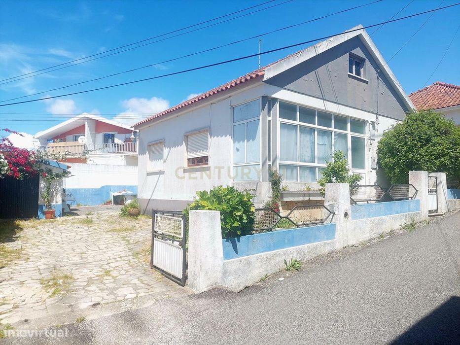 Moradia  Isolada Térrea Com Garagem E Logradouro