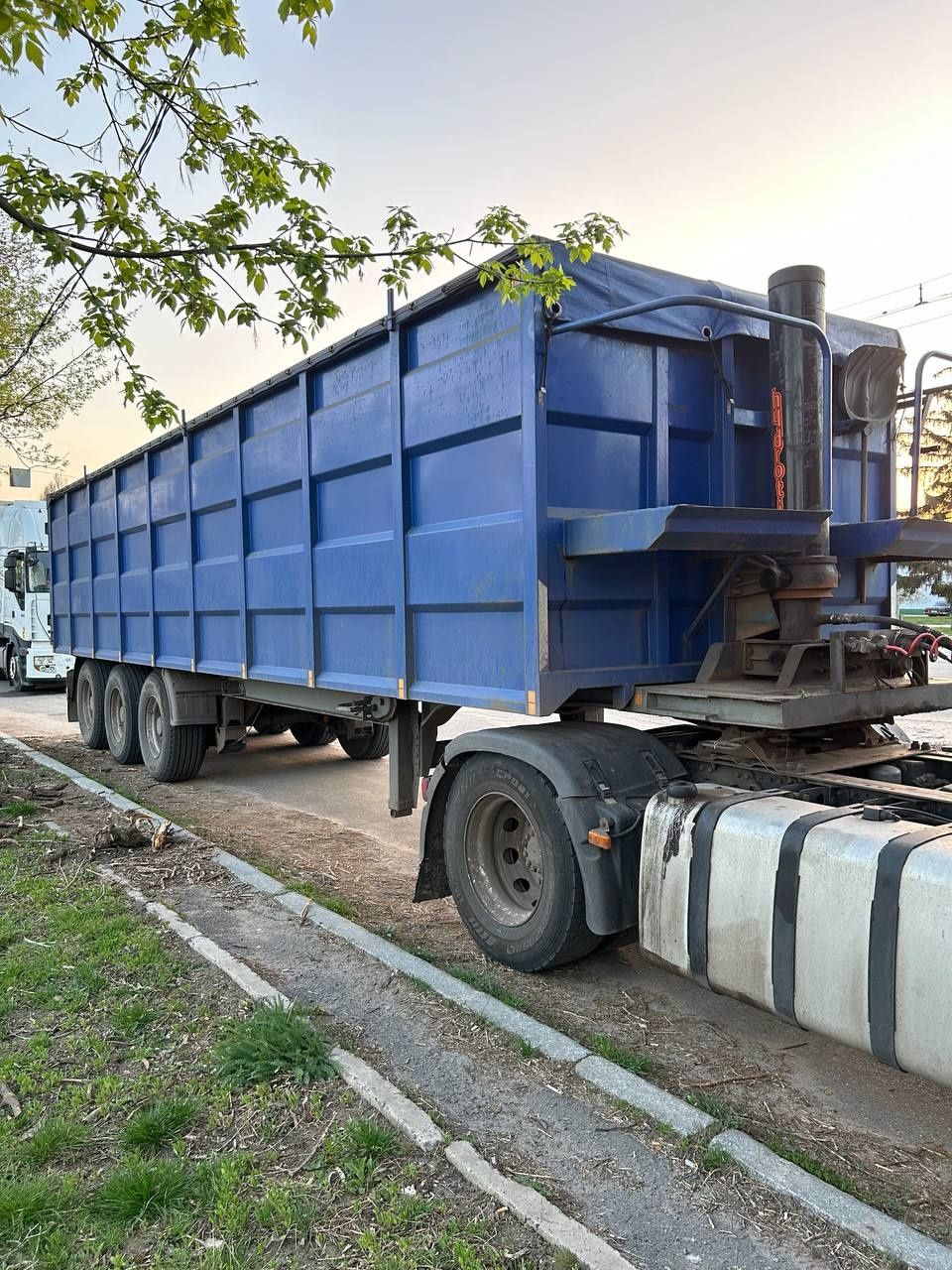 Напівпричіп самоскид