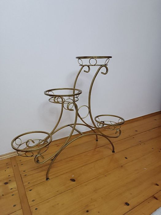 Кована підставка для квітів