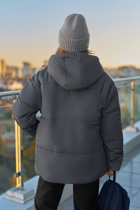 Стильна жіноча куртка на синтепоні