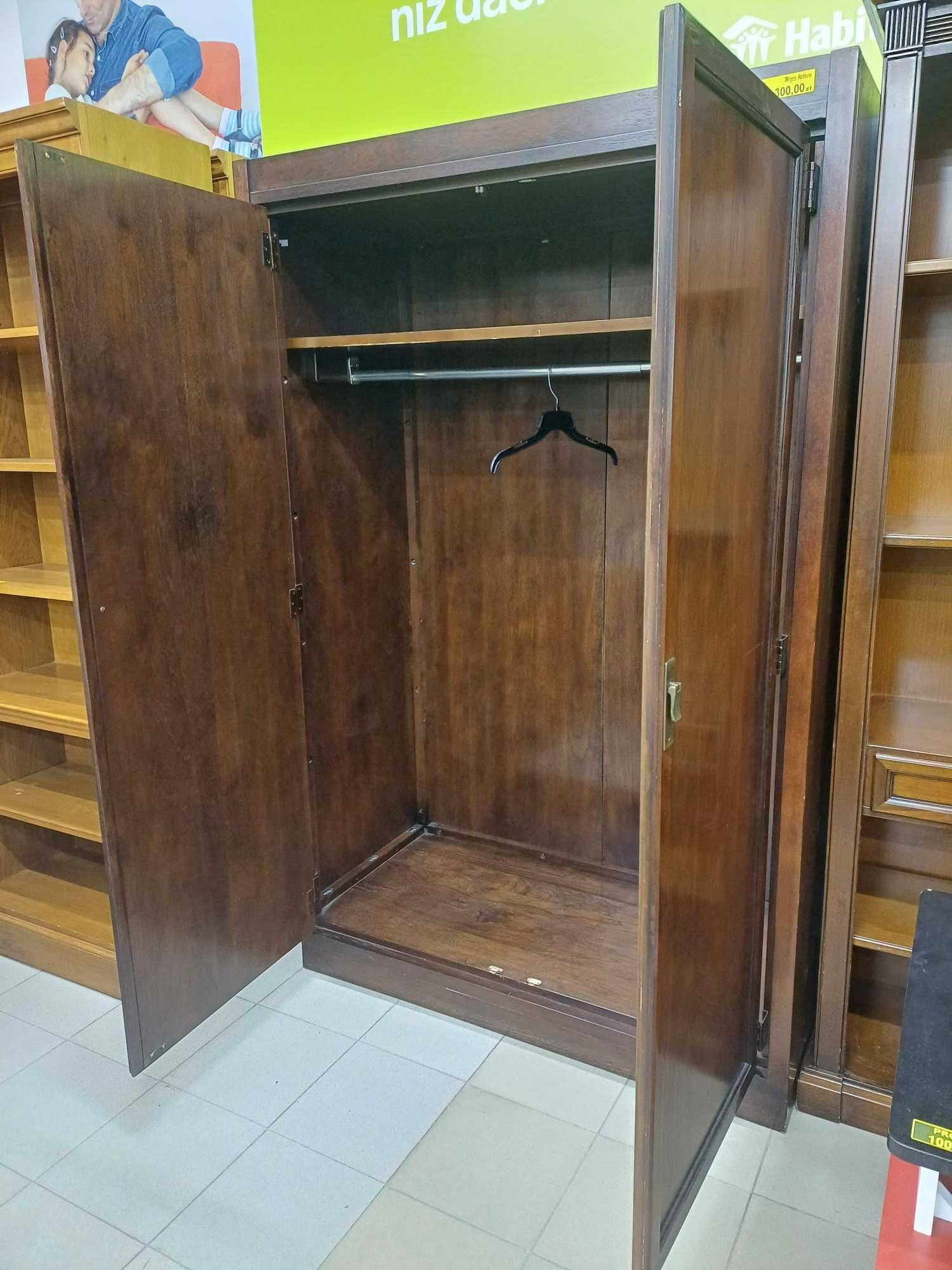 Meble używane - Solidna szafa z ciemnego drewna – pojemna i stylowa!