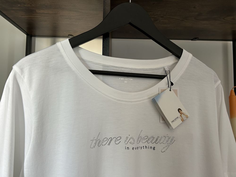 Biały t-shirt z ozdobnym napisem (100% bawełna) z metkami (46; XXL)