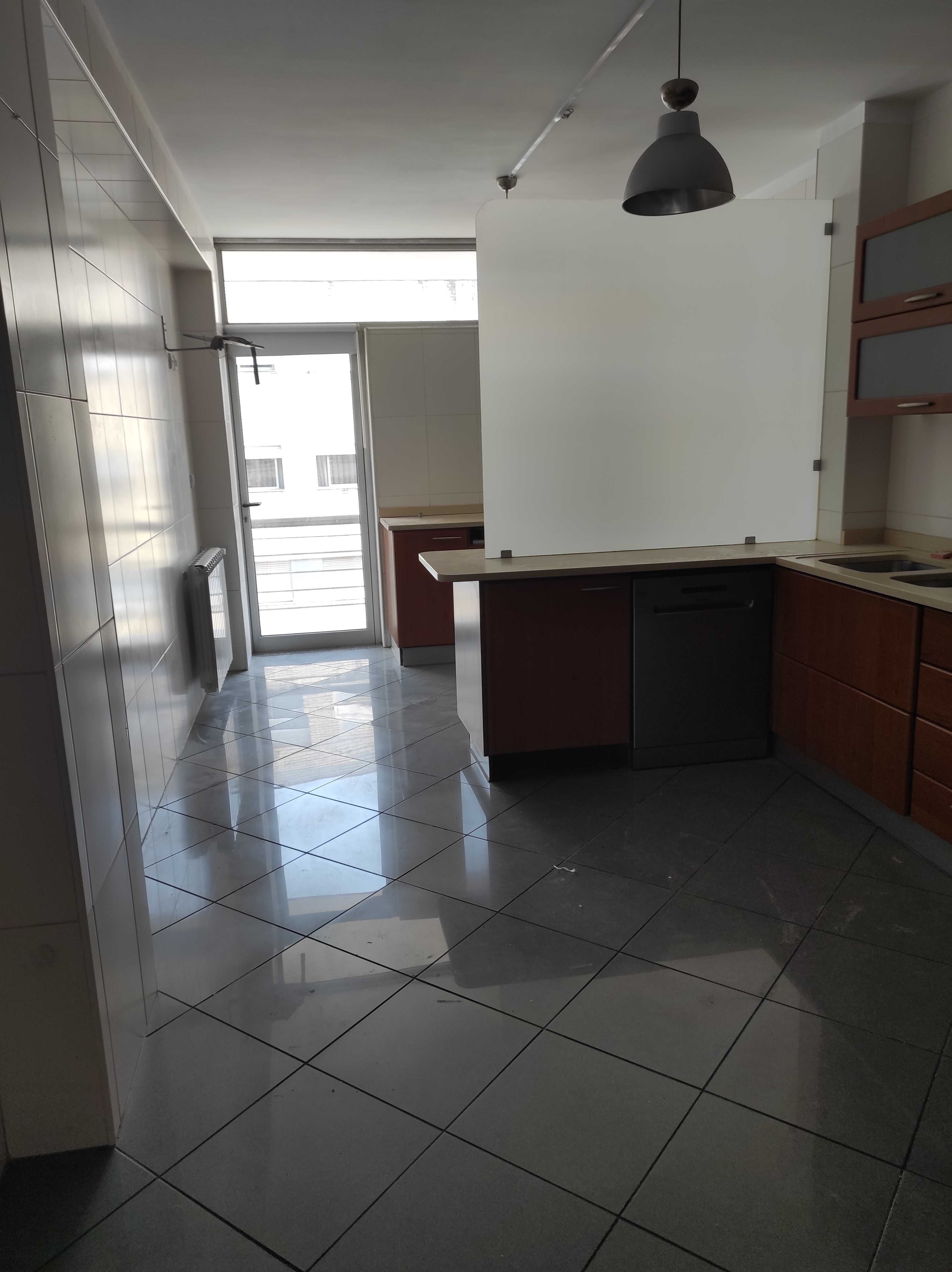 Arrenda apartamento T3 Costa junto ao parque da cidade