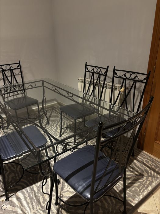 Mesa de 6 lugares com tampo de vidro